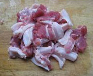 手撕包菜小炒肉,<a style='color:red;display:inline-block;' href='/shicai/ 428'>五花肉</a>洗净后切成薄片