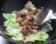 手撕包菜小炒肉,翻炒至半熟后，放入五花肉翻炒，烹入<a style='color:red;display:inline-block;' href='/shicai/ 718'>料酒</a>和<a style='color:red;display:inline-block;' href='/shicai/ 721'>蚝油</a>翻炒均匀即可出锅
