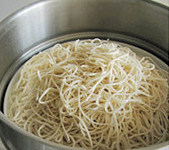 快手炒面,切面用清<a style='color:red;display:inline-block;' href='/shicai/ 156925'>水</a>冲一下,放在涂了油的盘子中,再淋少许油在切面上,放在蒸锅中蒸10分钟