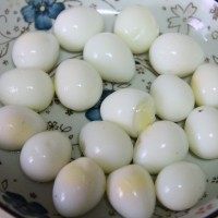 泰式甜辣虎皮鹌鹑蛋,将煮好的鹌鹑蛋过凉水冷却剥壳，沥干水