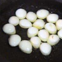 泰式甜辣虎皮鹌鹑蛋,起油锅，放入适量油，烧至5.6分热，下鹌鹑蛋