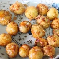 泰式甜辣虎皮鹌鹑蛋,将鹌鹑蛋炸至虎皮状