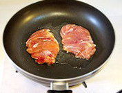 爱心便当,加盐和<a style='color:red;display:inline-block;' href='/shicai/ 134292'>白胡椒</a>粉腌制30分钟。然后取平底锅,用少许油把腌好的鸡排煎一下,两面金黄了就行