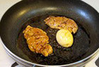 爱心便当,在刚刚煎过鸡肉的锅中,加入3汤匙<a style='color:red;display:inline-block;' href='/shicai/ 721'>蚝油</a>,2汤匙<a style='color:red;display:inline-block;' href='/shicai/ 788'>生抽</a>,半汤匙<a style='color:red;display:inline-block;' href='/shicai/ 762'>老抽</a>,1汤匙<a style='color:red;display:inline-block;' href='/shicai/ 718'>料酒</a>,1汤匙<a style='color:red;display:inline-block;' href='/shicai/ 3729'>白糖</a>,6-7汤匙的<a style='color:red;display:inline-block;' href='/shicai/ 845'>高汤</a>或清水(或者舀几勺刚刚焯烫蔬菜的水),最后再加一点点盐,或者不加盐都可以。把这个汁边加热边搅匀,煮开后放入煎过的鸡排