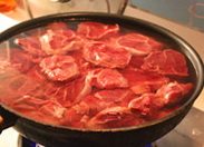 麻辣牛肉干,切出3厘米厚的大片,冷水下锅煮开3分钟