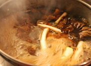 麻辣牛肉干,卤好的牛肉不需要太咸,后面煸炒的时候还会加调料,如果有时间,卤好的肉不取出,泡在卤水里过一夜