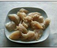 酸菜鱼,鱼切片，加<a style='color:red;display:inline-block;' href='/shicai/ 17'>蛋清</a>，淀粉和<a style='color:red;display:inline-block;' href='/shicai/ 134296'>白胡椒粉</a>，腌20分钟。