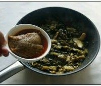 酸菜鱼,放入搅成泥的葱姜蒜。