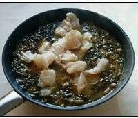 酸菜鱼,放入鱼片煮熟。撒盐。