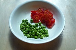 意大利面,番茄切片，<a style='color:red;display:inline-block;' href='/shicai/ 148'>豌豆</a>焯<a style='color:red;display:inline-block;' href='/shicai/ 156925'>水</a>后捞出；<a style='color:red;display:inline-block;' href='/shicai/ 438'>火腿</a>切片