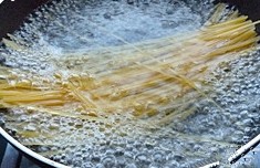 意大利面,<a style='color:red;display:inline-block;' href='/shicai/ 788'>生抽</a>、<a style='color:red;display:inline-block;' href='/shicai/ 721'>蚝油</a>、<a style='color:red;display:inline-block;' href='/shicai/ 699'>番茄酱</a>调成酱汁备用；意粉放滚水里煮熟10分钟左右