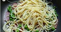 意大利面,将意粉捞出待用；锅里放少量油，放火腿拌炒