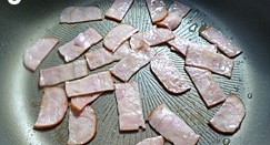 意大利面,放豌豆炒至断生；随后放意粉拌炒