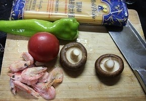 鲜虾黑椒意大利面,准备好食材,清洗干净,锅中加入适量<a style='color:red;display:inline-block;' href='/shicai/ 156925'>水</a>开始烧