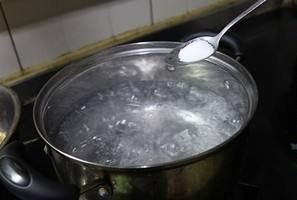 鲜虾黑椒意大利面,水烧开后,加入少许盐,一点油