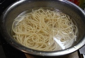 鲜虾黑椒意大利面,面煮好后捞出过两遍凉水,沥干备用