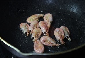 鲜虾黑椒意大利面,炒锅烧热,倒油稍多些,加入北极虾翻炒至表面金黄(约1分钟),出锅备用,多余的油留在锅里,炒过虾的油比较香,再倒入香菇翻炒至表面微黄
