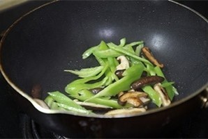 鲜虾黑椒意大利面,加入青椒翻炒片刻,倒入<a style='color:red;display:inline-block;' href='/shicai/ 533'>意大利面</a>翻炒