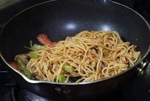 鲜虾黑椒意大利面,翻炒均匀,出锅装盘