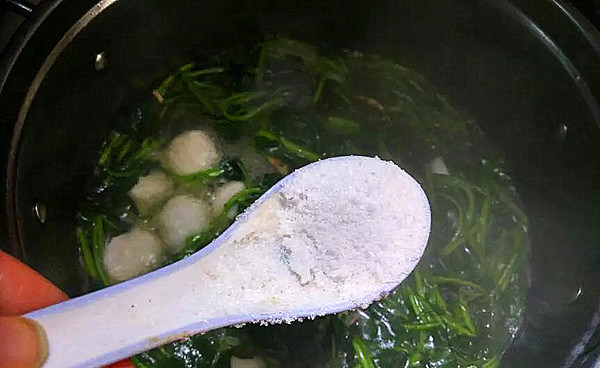 西洋菜肉丸汤,煮好肉丸后放入少许的盐即可