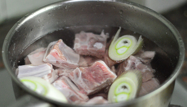 当归羊肉汤,<a style='color:red;display:inline-block;' href='/shicai/ 329'>羊肉</a>冷水下锅，放入<a style='color:red;display:inline-block;' href='/shicai/ 138'>大葱</a>段，焯水后捞出