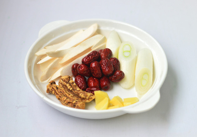 当归羊肉汤,剩下的大葱切段，<a style='color:red;display:inline-block;' href='/shicai/ 37'>姜</a>切片，<a style='color:red;display:inline-block;' href='/shicai/ 3758'>当归</a>、淮山、<a style='color:red;display:inline-block;' href='/shicai/ 2470'>红枣</a>冲洗干净