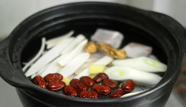 当归羊肉汤,将羊肉和所有材料放入砂锅中，兑入2L水，大火烧开，小火煲1.5小时