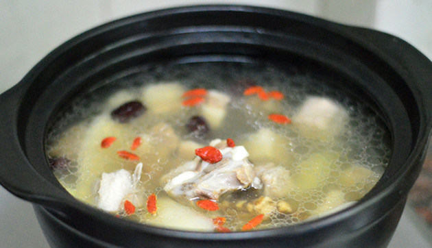 当归羊肉汤,最后放入<a style='color:red;display:inline-block;' href='/shicai/ 673'>枸杞</a>，调入盐即可