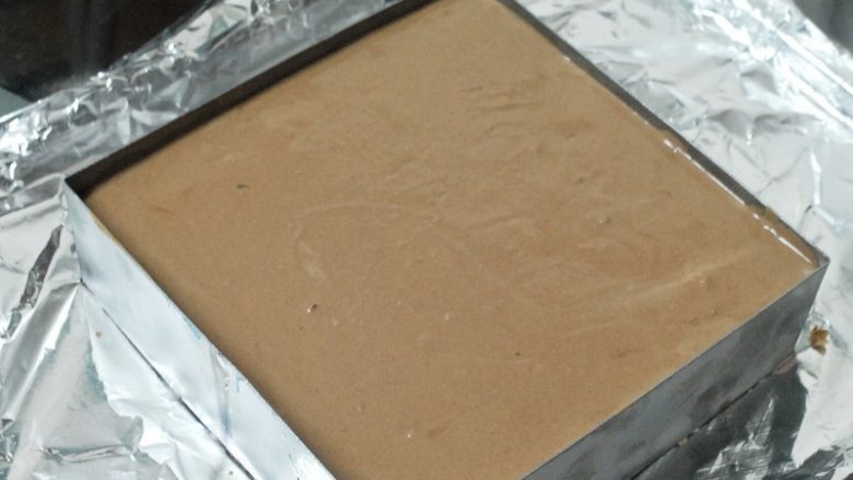 巧克力草莓慕斯,將巧克力慕斯倒在草莓慕斯上,放入冰箱冷卻最少三小時至凝固