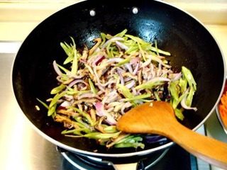 什锦炒面,下入香菇丝和扁豆丝煸炒,扁豆丝煸炒到八分熟时