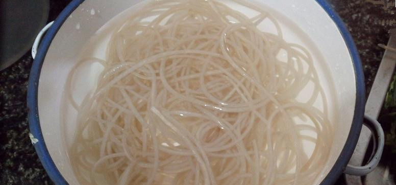 重庆酸辣粉,红苕粉用开水浸泡10分钟