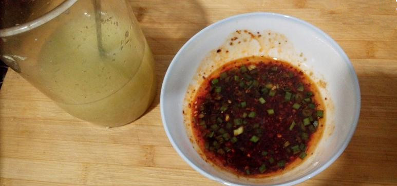 重庆酸辣粉,将<a style='color:red;display:inline-block;' href='/shicai/ 4965'>红油</a>、<a style='color:red;display:inline-block;' href='/shicai/ 692'>酱油</a>、<a style='color:red;display:inline-block;' href='/shicai/ 3729'>白糖</a>、醋、<a style='color:red;display:inline-block;' href='/shicai/ 7764'>油辣子</a>、<a style='color:red;display:inline-block;' href='/shicai/ 717'>味精</a>、鸡精、花椒面、<a style='color:red;display:inline-block;' href='/shicai/ 134402'>胡椒面</a>、<a style='color:red;display:inline-block;' href='/shicai/ 3250'><a style='color:red;display:inline-block;' href='/shicai/ 3250'>葱</a></a>、<a style='color:red;display:inline-block;' href='/shicai/ 37'>姜</a>、蒜拌匀