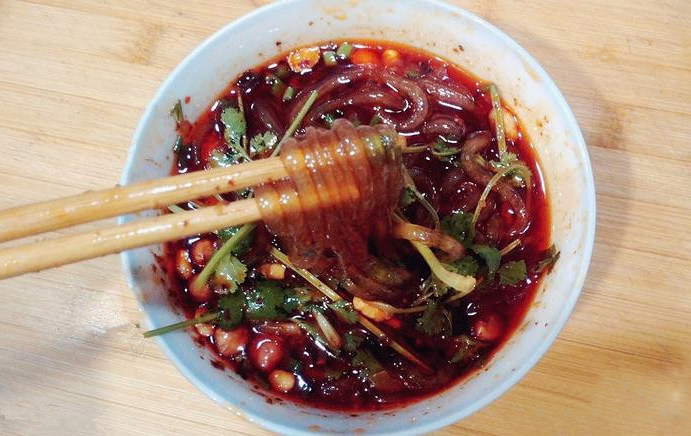 重庆酸辣粉,把煮好的红苕粉夹入调好作料的碗里，再将<a style='color:red;display:inline-block;' href='/shicai/ 131'>香菜</a>、油酥花生米、<a style='color:red;display:inline-block;' href='/shicai/ 138432'>油酥黄豆</a>、葱花、榨菜碎加入碗里，洒上<a style='color:red;display:inline-block;' href='/shicai/ 131'>香菜</a>和葱花即可