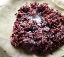 芒果糯米饭,煮好的椰浆倒在糯米饭上,稍微搅拌,盖上盖子焖一下