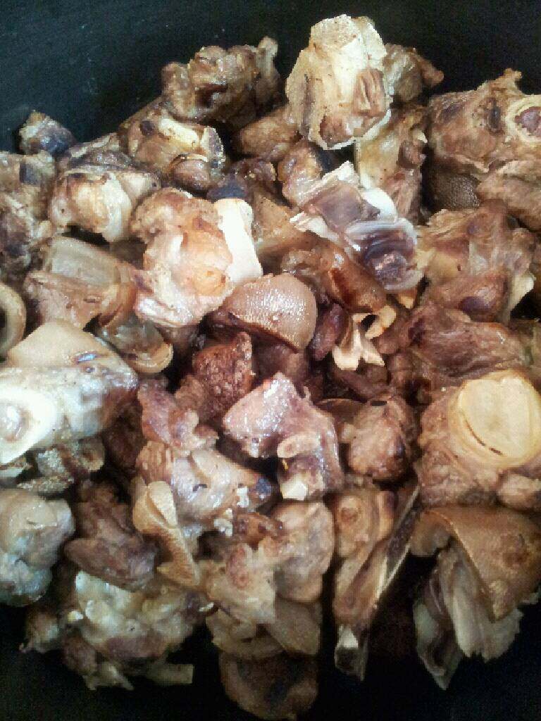 红焖羊肉,<a style='color:red;display:inline-block;' href='/shicai/ 329'>羊肉</a>洗干净，加米酒焯一下水，下炒锅，什么都不加，炒至微黄色