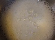 芒果烫面蛋糕卷,4个蛋白分次加入细砂糖打至湿性发泡。先高速打发,再转低速慢慢打发清除大泡。
