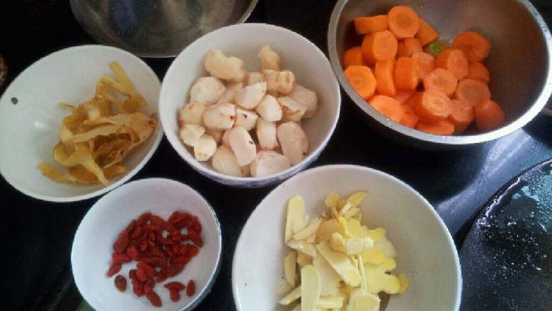 红焖羊肉,准备<a style='color:red;display:inline-block;' href='/shicai/ 673'>枸杞</a>，马碲，<a style='color:red;display:inline-block;' href='/shicai/ 25'>胡萝卜</a>，玉竹，姜片