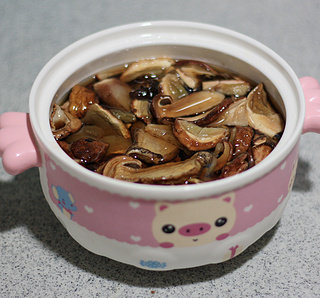 牛肝菌焖排骨,清洗干净后再换清水泡制,冷藏过夜。