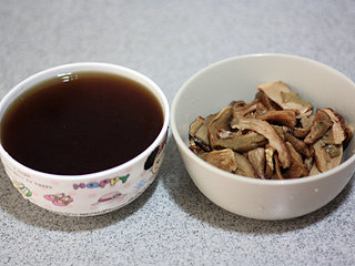 牛肝菌焖排骨,泡好的牛肝菌滤出来,泡牛肝菌的水留用。