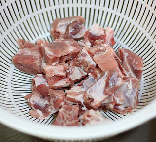 牛肝菌焖排骨,<a style='color:red;display:inline-block;' href='/shicai/ 434'>排骨</a>洗干净后,用清水泡两小时,滤干水分。