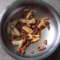 片儿川,油锅烧热,入肉片煸炒。肉色变色后加入鞭笋片,翻炒均匀。