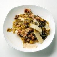 片儿川,第4步的汤汁锅煮一会儿,捞起雪菜肉片和笋片。俗称“浇头”。