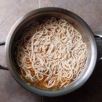 片儿川,煮好的面条捞起后稍稍甩干,放入第4步的汤汁锅里,煮一会儿。