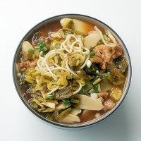 片儿川,煮好的面条倒入面碗,浇上浇头。