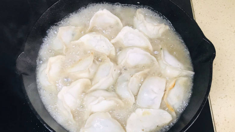 牛肉锅贴,加入一碗清水,大火煮沸