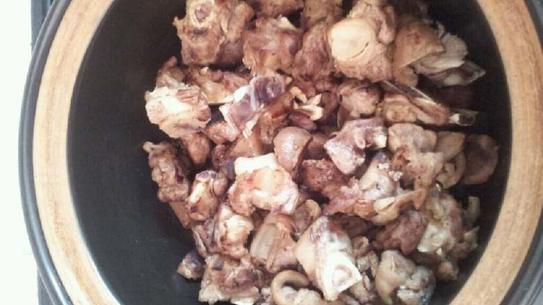 红焖羊肉,羊肉进煲里