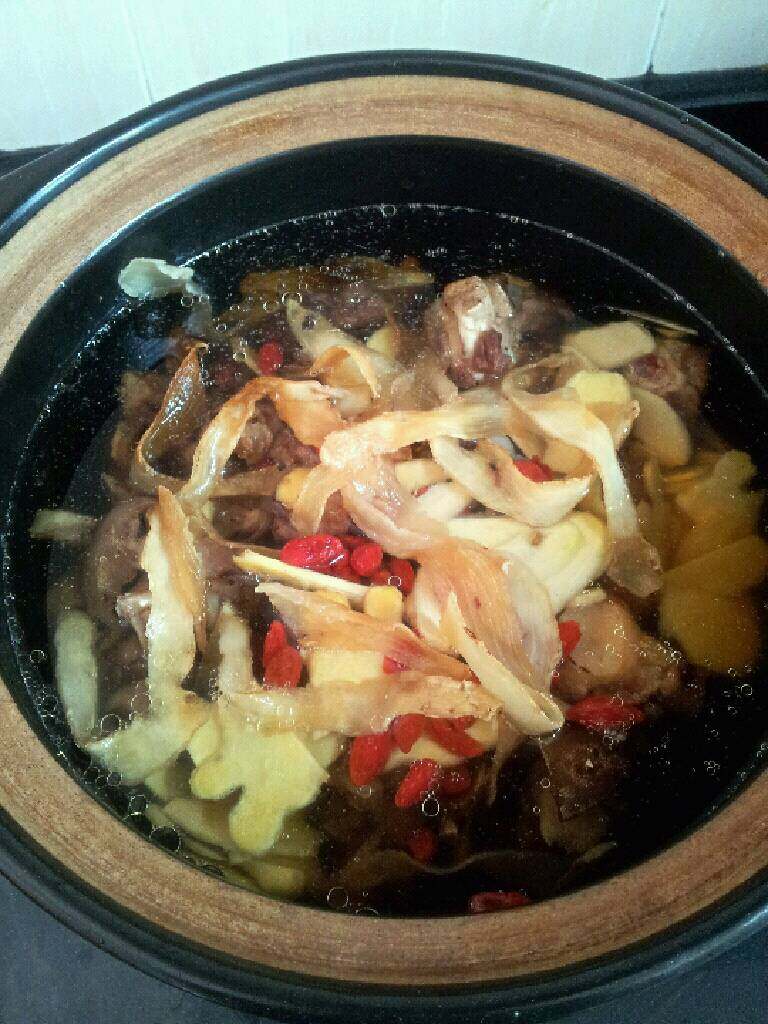 红焖羊肉,加入玉竹，枸杞，姜片，调入盐，生抽，米酒， 加没过材料的水煮开后调小火焖一个钟，加入马碲和胡萝卜，继续焖1个钟即可