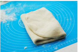 可颂,从左右各1/3处向中间折,完成第一次3折。