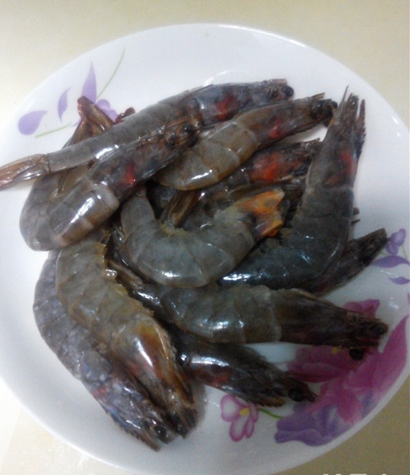 油焖大虾,剪去虾枪,虾须,虾足
