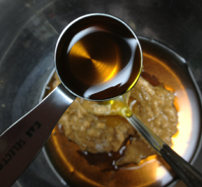 花生酱饼干,盆里面加入面粉以外的所有材料,用橡皮刮刀搅拌均匀(整体混合在一起就OK了)